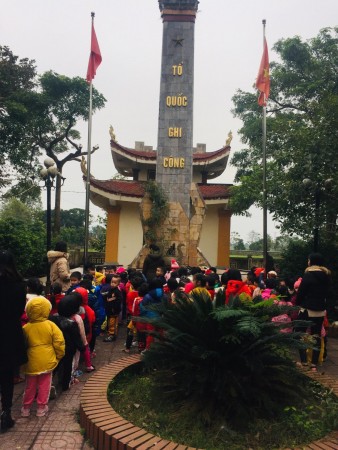 Tổ chức cho trẻ đi thắp hương đài tưởng niệm và đền thờ ông Nguyễn Biểu nhân ngày 22/12/2020